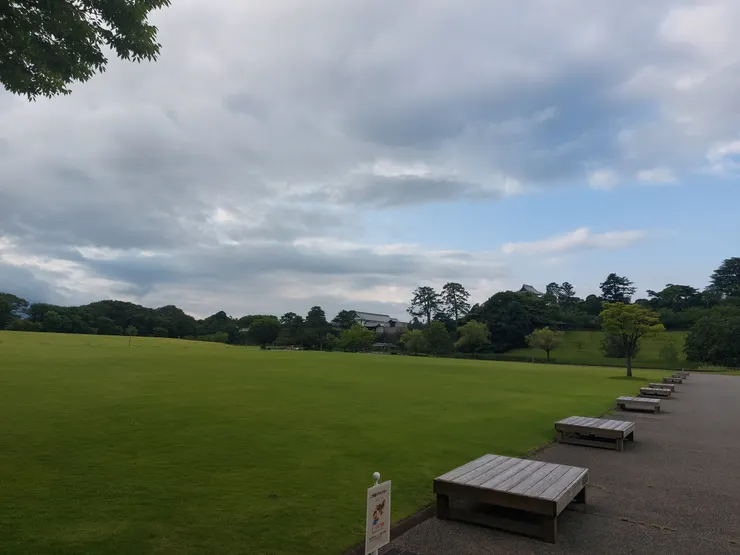 金澤城入館前的大草原，據說也是知名文化遺產