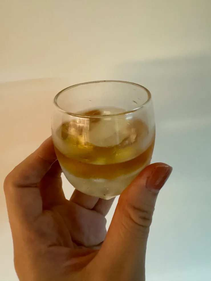 除了放冷凍之外，還放了冰塊，絕非正統喝酒人士！