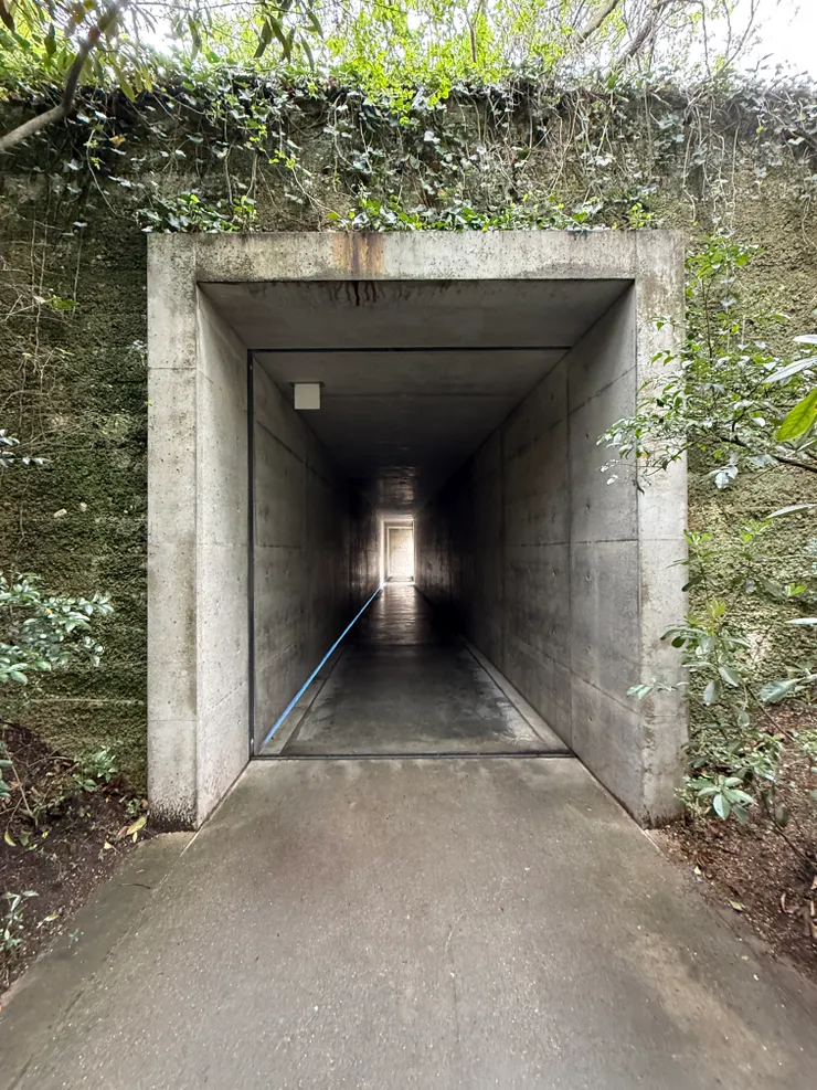 地中美術館入口通道