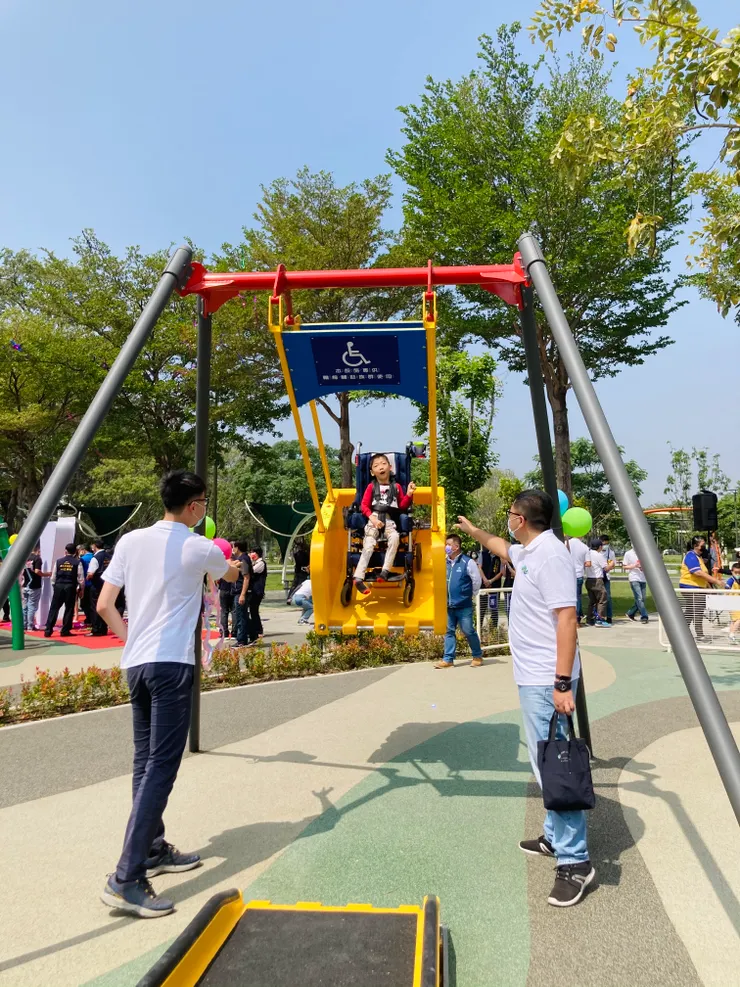 ♿️輪椅盪秋千可以替輪椅族帶來簡單不平凡的快樂!