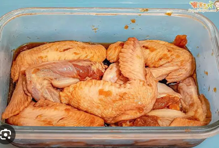 醃漬的目的是為了入味以及讓雞肉保持汁水。圖片取自網路