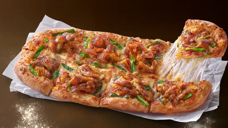 「韓風醬烤雪花牛」選用油脂分布均勻的韓式雪花牛肉，搭配口感爽脆的韭菜與莫札瑞拉起司，最後淋上香辣帶甜的韓式洋釀醬，將道地韓式燒肉靈魂完美還原。