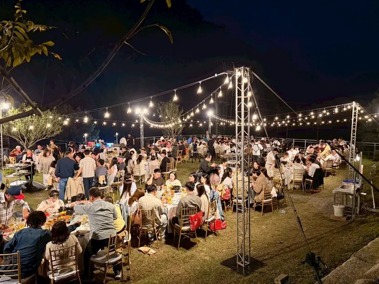 串燈與燭光交織,營造出宛如歐洲莊園的溫馨氛圍