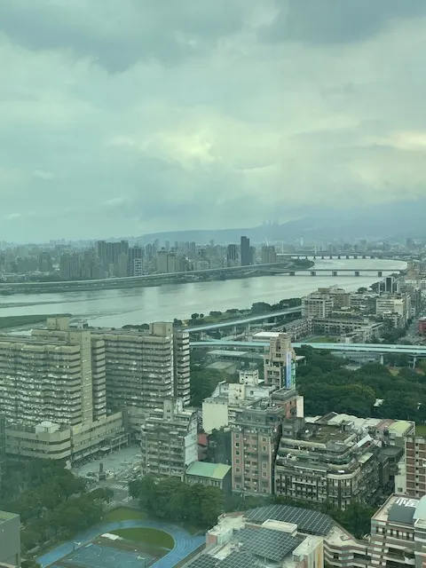 酒店窗外的景色：雲霧籠𦋐下遠處的山巒。