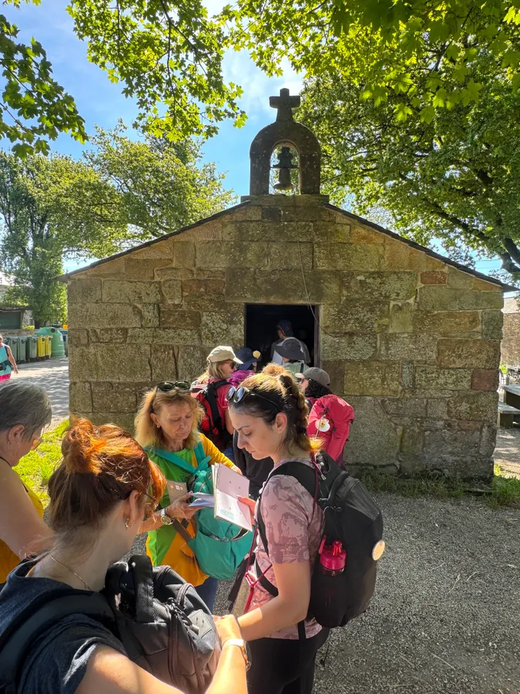 原來是古老的教堂裡有一位牧師正在幫朝聖者蓋章