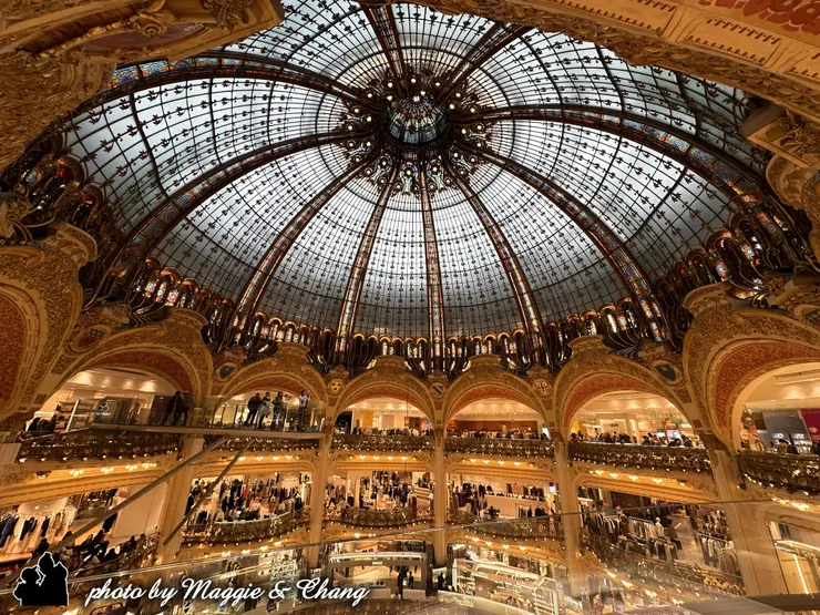 老佛爺百貨那令人驚嘆的彩繪玻璃大圓頂特寫，呈現法式古典建築之美。