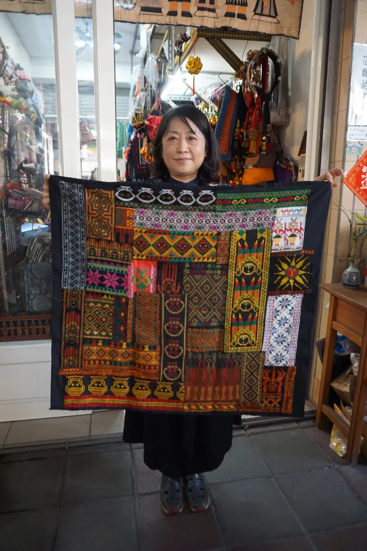 ▲張瓊文展示由餘布拼接而成的⼤型拼布