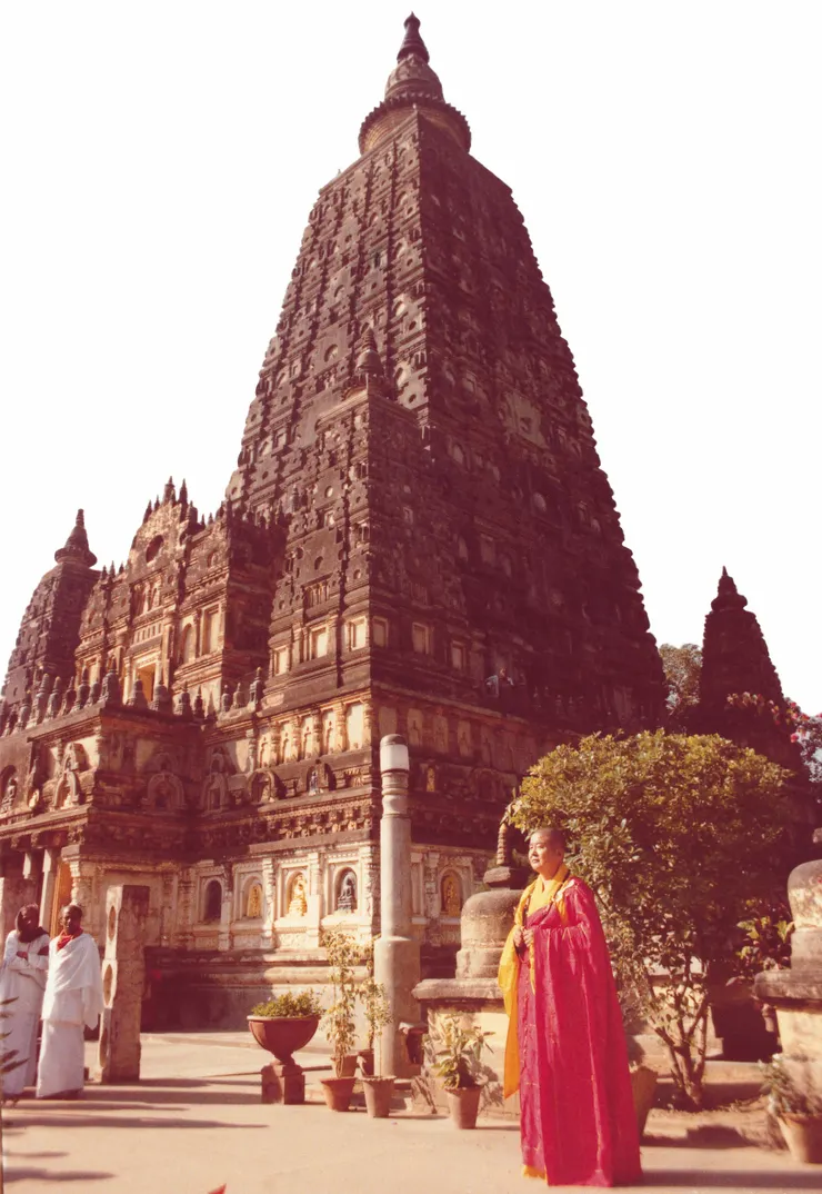 佛光山開山祖師星雲大師曾於佛陀聖地印度菩提迦耶正覺大塔前留影