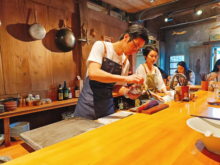 店主正在準備刺身