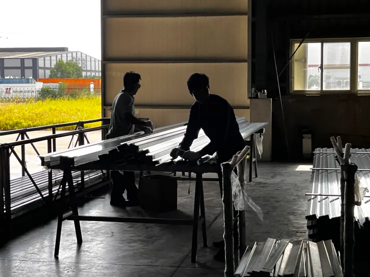 位於迪拉瓦經濟特區內的台灣啟翔企業，廠內緬甸勞工專心投入工作。