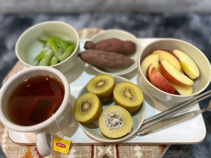 〈 毛豆、地瓜、蘋果、奇異果、紅茶〉