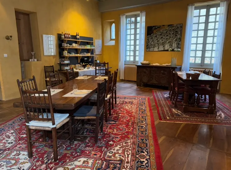 原來我一直渴望著在這美麗的餐桌吃著晚餐