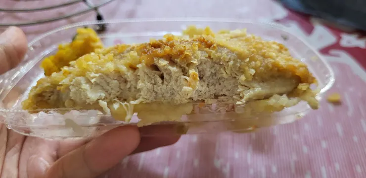 我以為這雞排很薄的，但實際咬下去後發現超級厚的一片😳😳