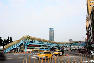 橫跨港西街、忠一路及孝三路的基一信橋為五跨距的天橋