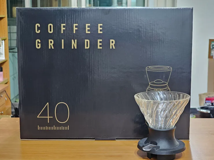 產品包裝盒外觀，濾杯是對照圖，並非產品本身。