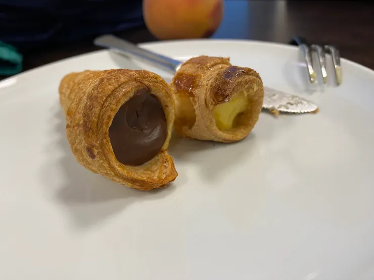 這個大小剛剛好,不然內餡對我們來說有點太甜。外皮很讚