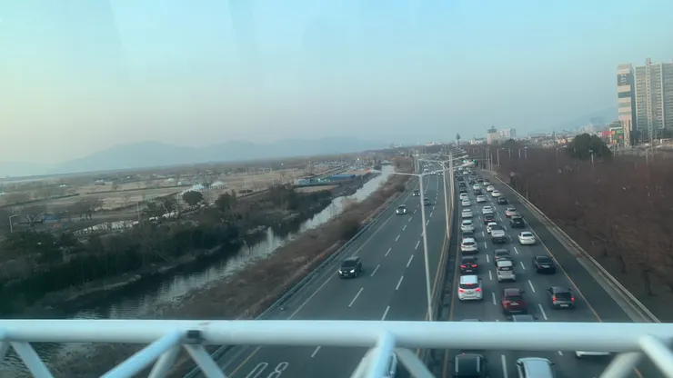 大城市碰上下班應該都是這個場景。