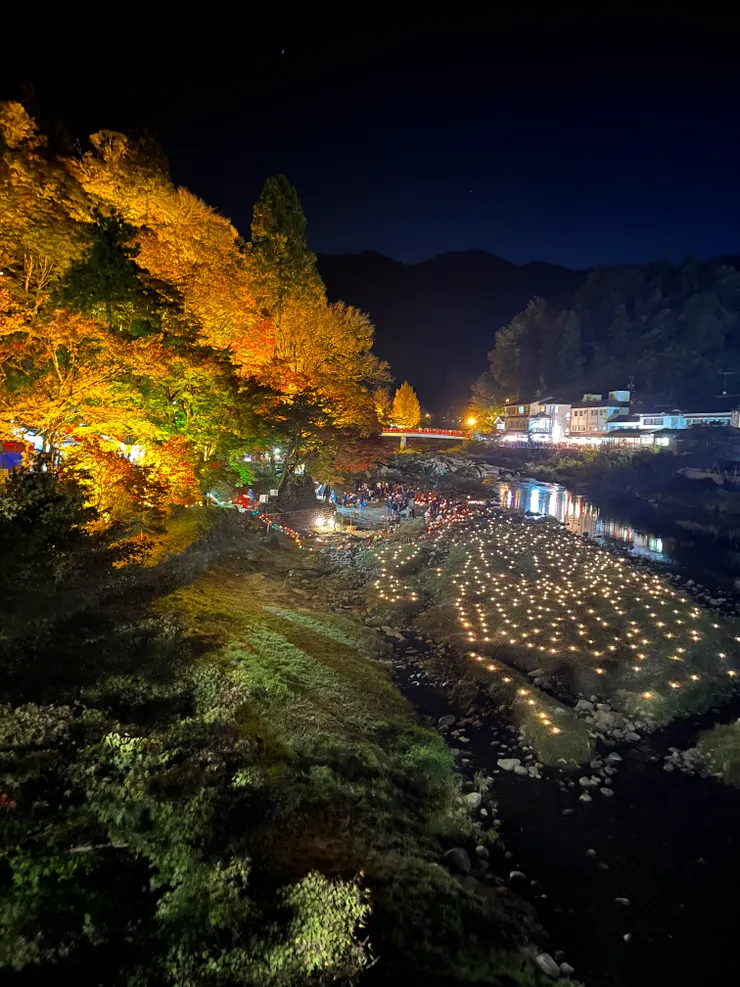 從八橋眺望的夜景，河岸旁擺滿了蠟燭