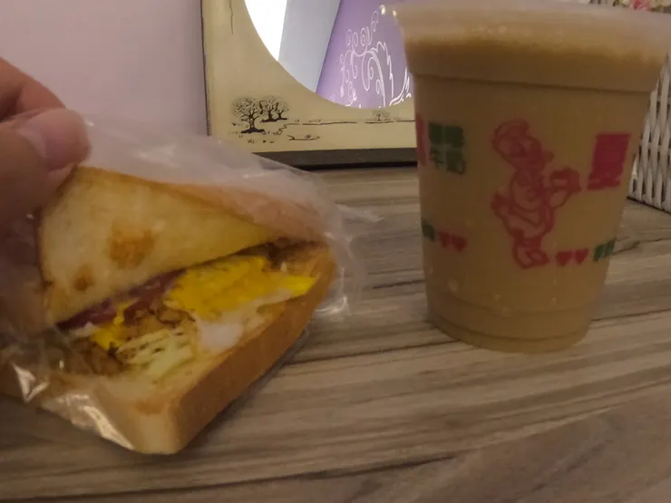 配料豐富的早餐搭配飲料85元。