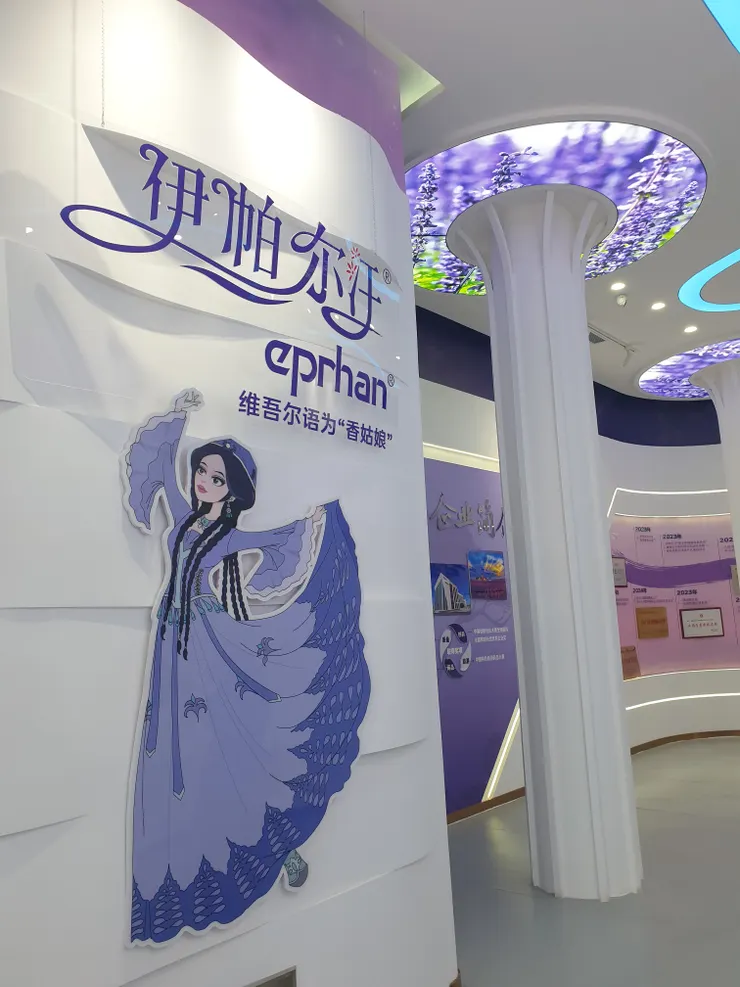 我們參觀的是伊犁市中心的「伊帕爾汗薰衣草觀光園區」,是大陸首家大型薰衣草觀光農場與加工廠