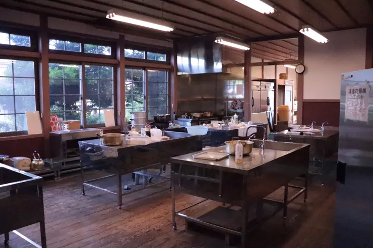 2019年受朋友邀請去日本石川縣加賀市辦台灣料理餐會，這是當時出餐用的廢棄小學食堂廚房。當天下午備料跟前處理幾乎是一個人完成，最後出餐階段朋友有找了幾個人幫忙，但那時光是手切二十人份滷肉飯用的豬五花手就快累死了。