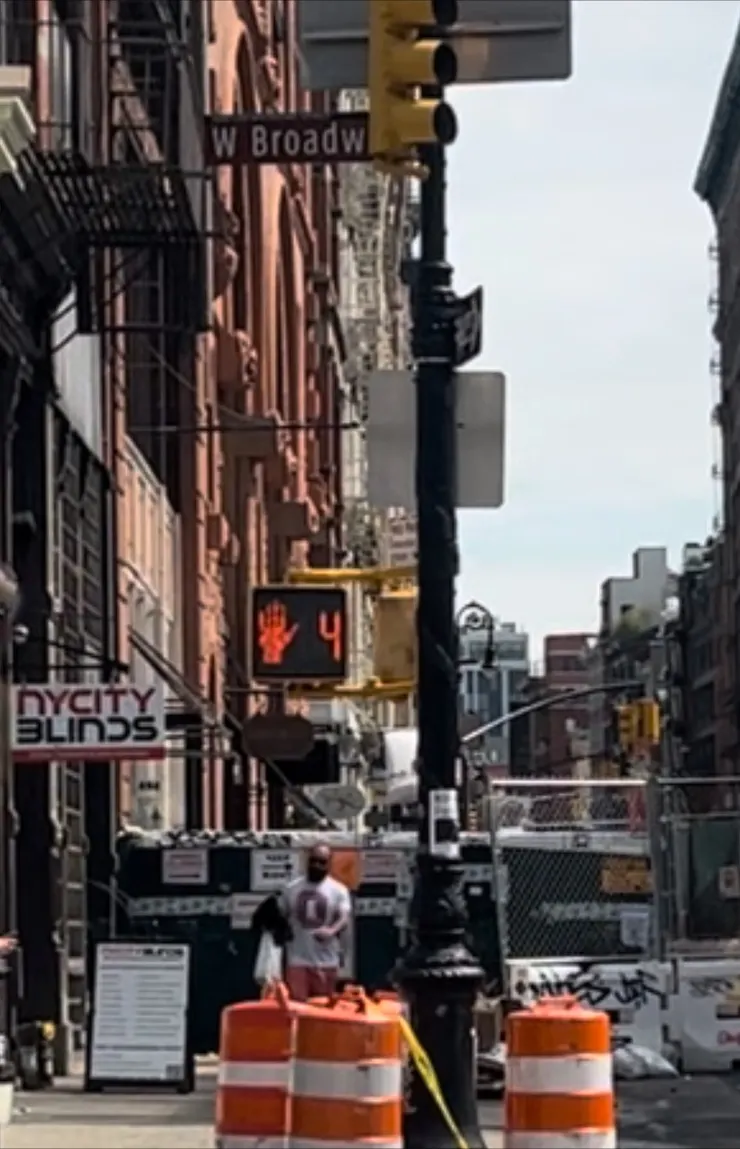 就像這樣，紅手掌旁邊有倒數可穿越的秒數