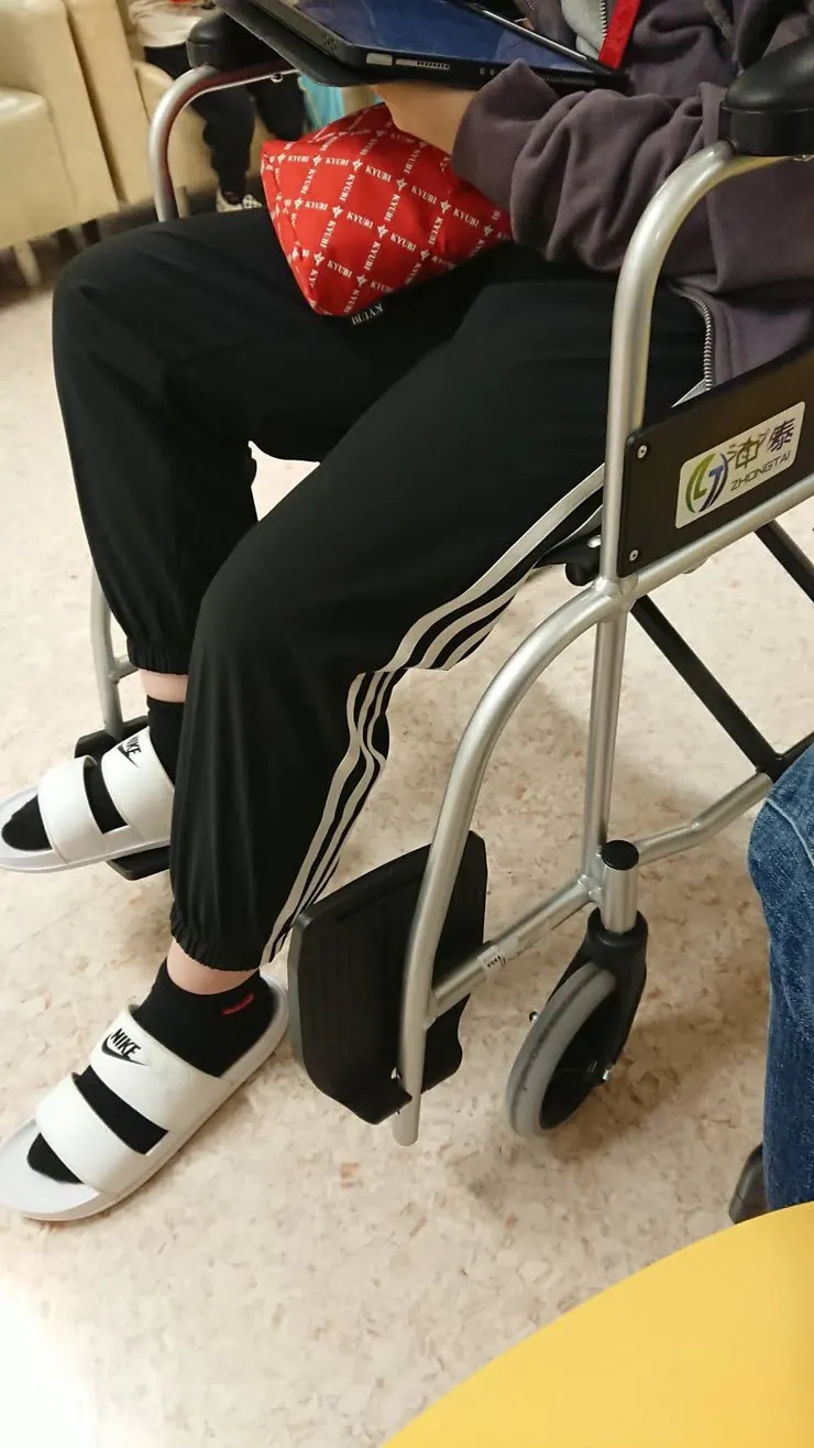 左腳完全無法屈曲,連輪椅的腳踏板都放不上去