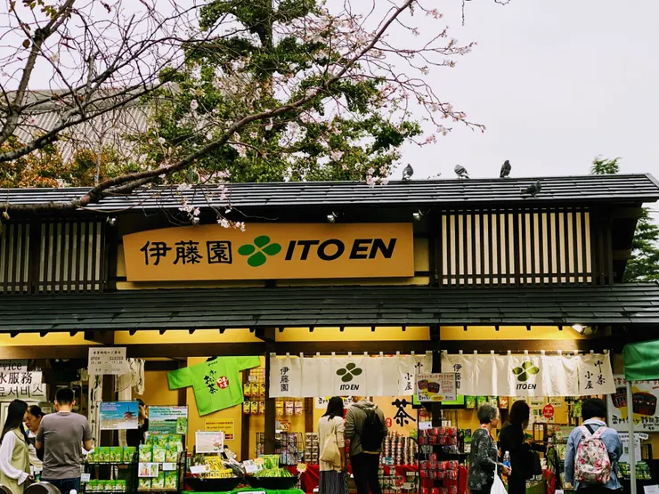 淺草寺旁的伊藤園店鋪有免費的茶水服務