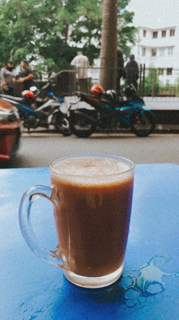 點了一杯拉茶，在台灣喝的拉茶都是冰的，沒想到一入口差點被燙死。