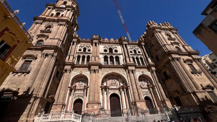 主座教堂有大吊車施工中