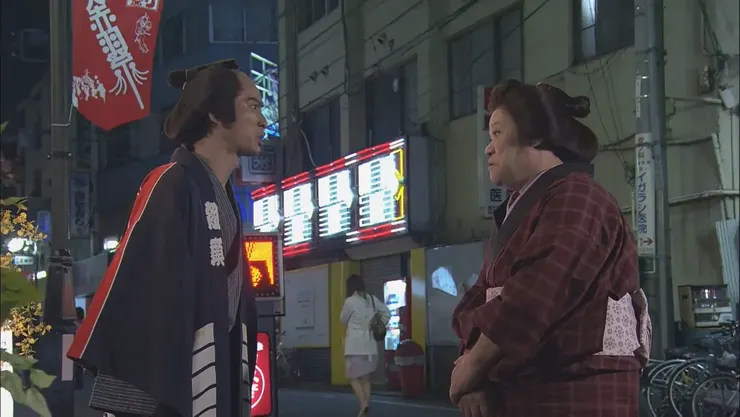 《虎與龍》特色是劇情與當集的落語故事有關，然後在台上表演落語的時候，相關演員會穿著古裝重演一次，現實與古代世界交錯穿梭，所以讓西田反串媽媽跟長瀨來一場「親子別」，淚中有笑。