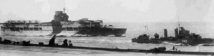 1940年5月在挪威附近拍攝到的光榮號航空母艦（左後）