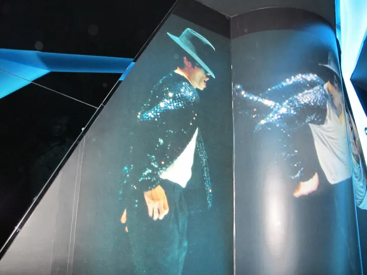 《Billie Jean》的舞台造型簡直是經典中的經典！令人視線沒法離開！