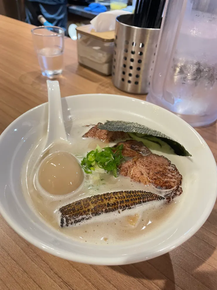 有叉燒、溏心蛋、玉米筍、海苔、蔥花