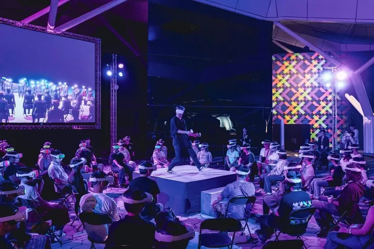 同一區的欣賞者，頭擺向同一方向，有如群舞。（圖片來源：https://www.incgmedia.com/festival-event/2023-kff-free-ur-head-performance）