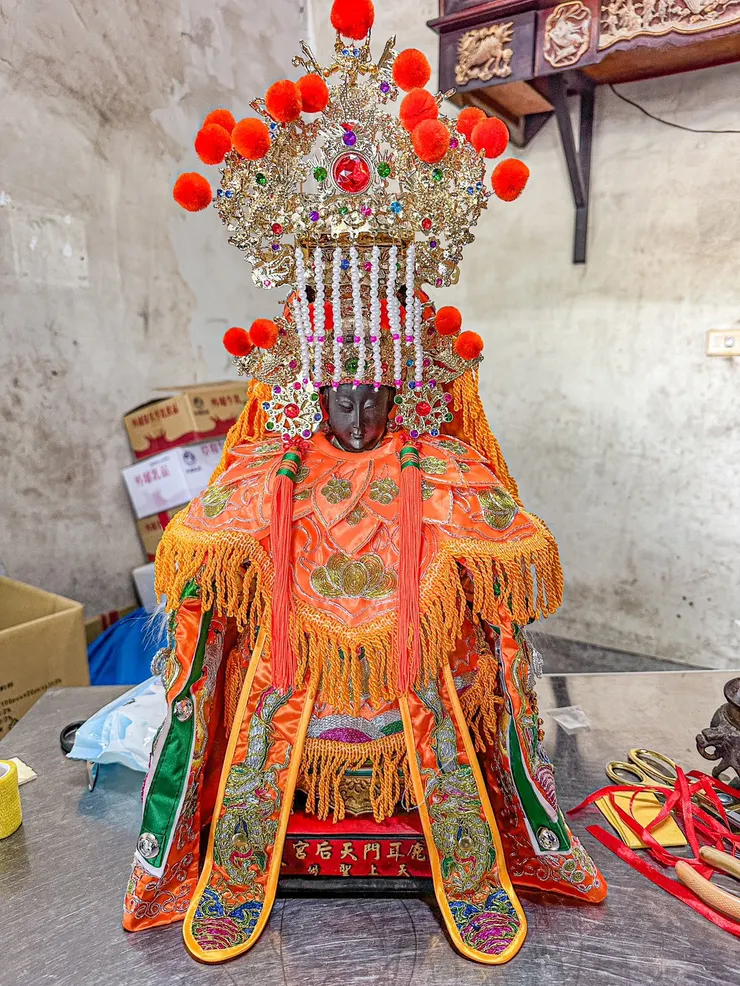 龍益行｜台南佛具店・金紙店・宗教百貨・神主牌雕刻・拜拜用品 專精 神主牌雕刻與祖先牌位製作，提供佛具、金紙、神桌、拜拜用品等完整祭祀用品。 服務包含：擇日安神位、安祖先、神桌安裝、神明換新衣到府服務，並支援 外縣市宅配，讓您安心完成祭祀。