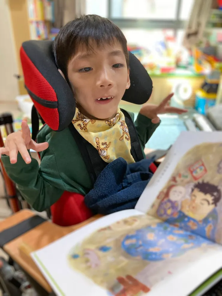 20201105 等我說故事～很喜歡聽，關於晚安睡覺的主題。  剛出院不到一個月，雙頰瘦到不行，知道要聽故事會笑，我就知道稍微恢復了精神。