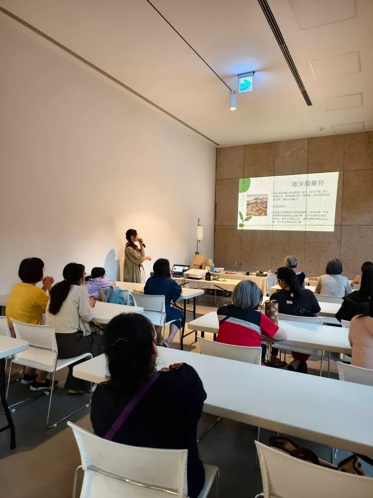 身為一本『真人圖書』，我嘗試用手作講師的視角，解構我們與環境的關係。海洋廢棄物不只是垃圾，更是地球的傷口。