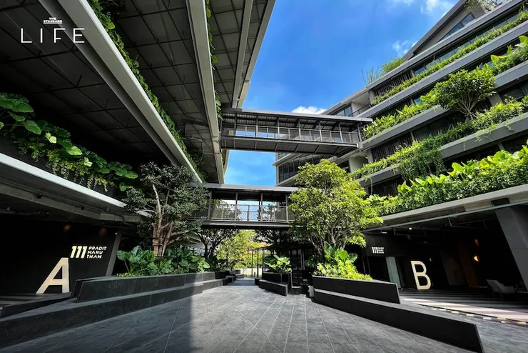 圖片取自 The Standard – 20 อาคารในกรุงเทพฯ ที่แค่เดินเข้าไปก็ได้สัมผัสกับธรรมชาติ!