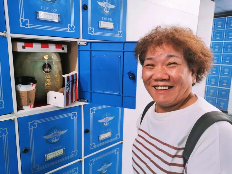 我媽對蛋塔、咖啡塞在塔位縫隙裡,笑得花枝亂顫。