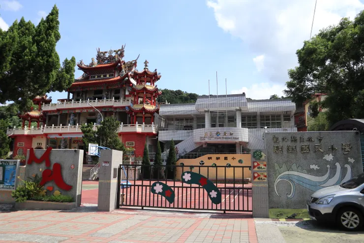 明湖國小改建後的校門