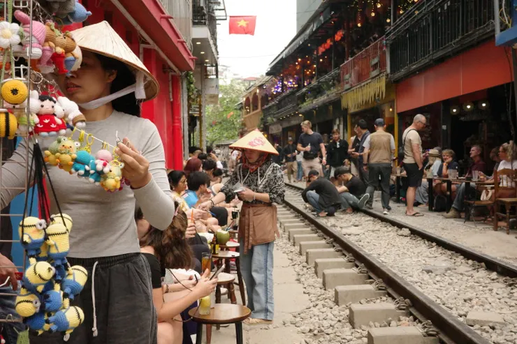 典型觀光景點的火車街_兩側都是食物普通的觀光咖啡廳