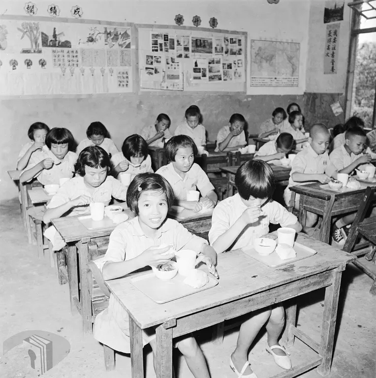 刊頭:龍壽國民學校學童首次吃到美援營養午餐,流露出開心又滿足的表情 案名:1964農復會照片 檔號:0053/0011/1 來源機關:行政院新聞局 管有機關:國家發展委員會檔案管理局