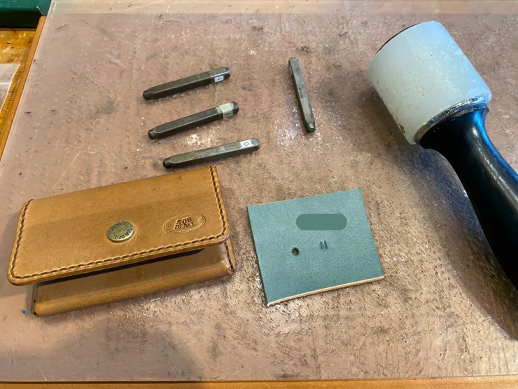 圖6：在試用的皮革上打樣後再正式打印圖文！