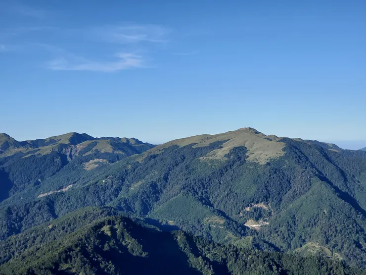 對面的合歡山系也近在眼前