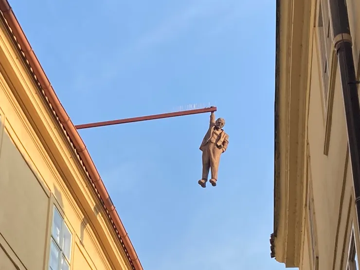 《懸空的男子》