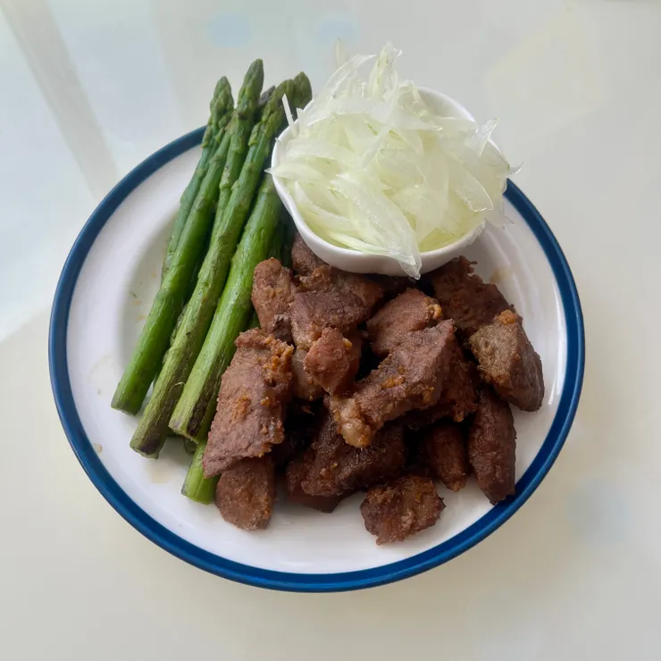 烤完後直接配生洋蔥絲吃，當一餐