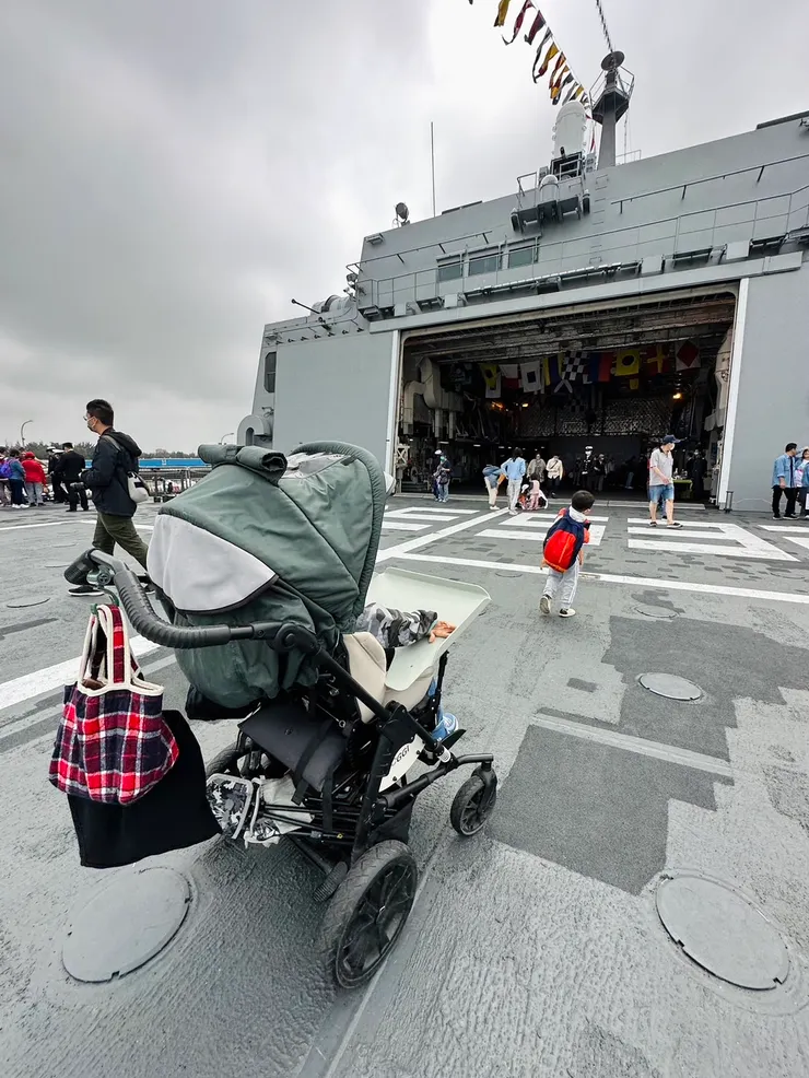 踏上軍艦時，孩子們的心情都是非常開心及雀躍。