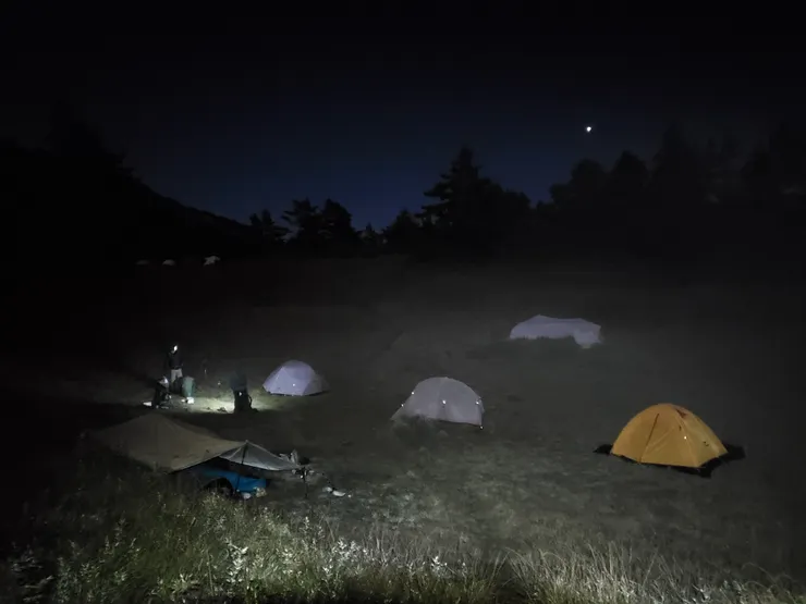 小完美谷當天約有6組山友， 我們是最早起登的一組，阿鵝和正芬己經收好大包，我們準備從左邊的登山口起登。