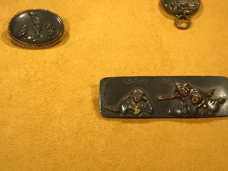 左邊的是吊墜，右邊的是胸針，所以看到首飾的種類很多。